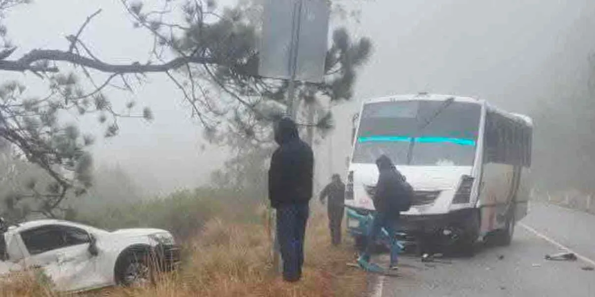 Se estrellan autobús y camioneta en la Sierra Norte; hubo dos lesionados