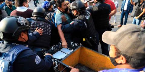 VIDEO. Tras invadir el Zócalo de Puebla, ambulantes se enfrentan con policías de la SSC