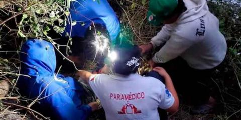 Rescatan a un hombre de una barranca en Huaquechula