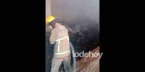 Bomberos de Texmelucan sofocan incendio de bodega de zacate