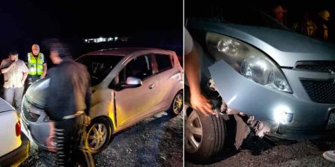 Auto fue golpeado por una roca en carretera de la Sierra Norte