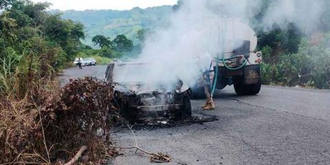 Camioneta se consume en incendio en la carretera Pachuca-Tuxpan