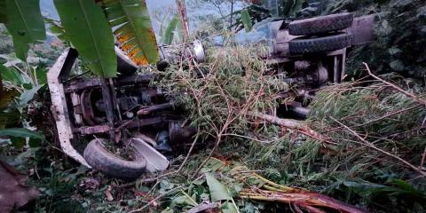 Falla en frenos provoca caída de camión a barranco en Tlacuilotepec; dos rescatados