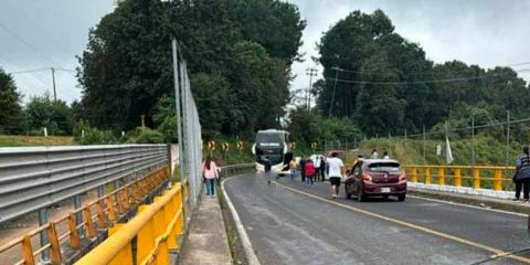 Grave accidente en Huauchinango: Motociclista se impacta con barra metálica