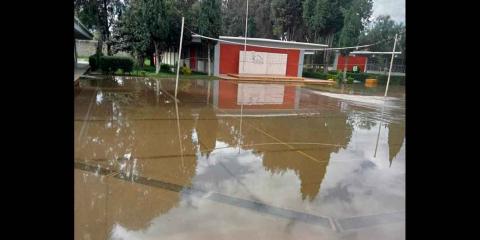 Lluvia causa colapso de drenaje en Cobaep 18 de Xalmimilulco; llevan casi 20 días sin clases