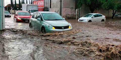 Tromba azotó Atlixco; desprendimiento de adoquines y caos vial