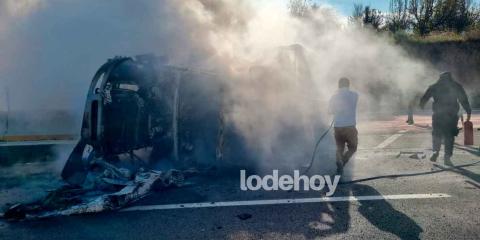 Tráiler se incendia tras volcarse en la México-Puebla; dos personas graves