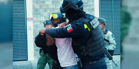 Capturan a sujetos, entre ellas mujeres, en posesión de armas de fuego