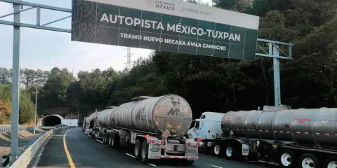 Robo de autos, camiones y pipas en autopista de la Sierra Norte