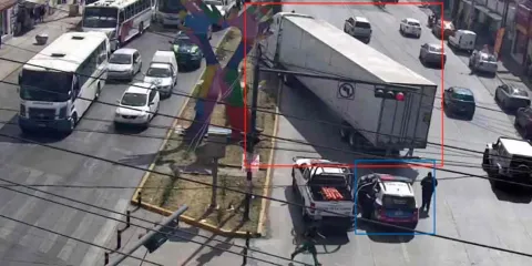 Frustran robo de tráiler en la capital; hubo tres detenidos