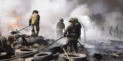 Sofocan incendio en depósito de llantas en Texmelucan; vecinos exigen clausura del lugar