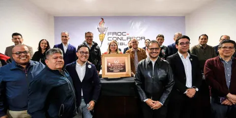 La ministra Loretta Ortiz recibe el reconocimiento 'Constantino Sánchez Romano' de la FROC Puebla
