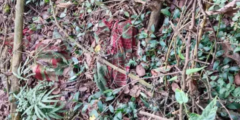 Hallan cuerpo encobijado y putrefacto en barranca de Huauchinango