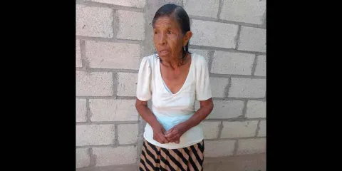Familiares piden apoyo para localizar a mujer de 73 años con esquizofrenia