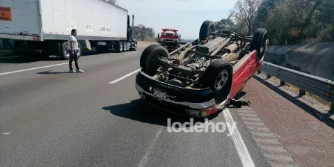 Accidente en San Salvador El Verde deja mercancía regada y carril bloqueado