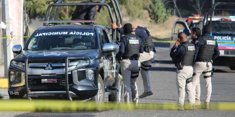 Balacera en Periférico deja una patrulla volcada