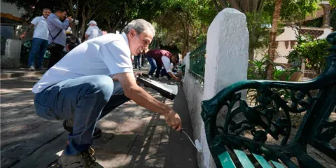 Faena de conservación en el parque principal de San Jerónimo Caleras