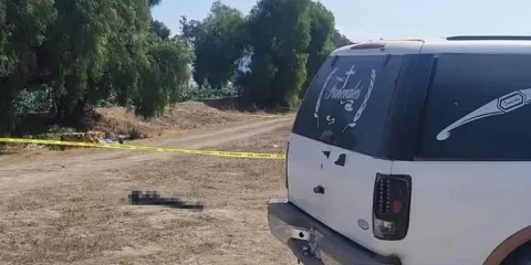 Abandonan cuerpo baleado y envuelto con una lona en Tecamachalco