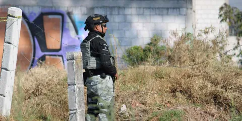 Hallan a mujer embolsada y a tres hombres ejecutados dentro de un auto 