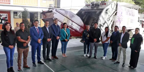 Entrega Omar Muñoz contenedor de basura en la secundaria Quetzalcóatl 