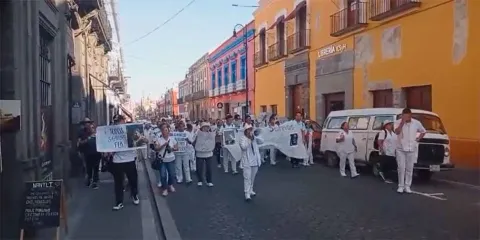 Enfermeros del IMSS San José marchan para exigir seguridad tras muerte de compañero