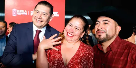 Puebla celebró 637 bodas gratuitas por el Día del Amor y la Amistad