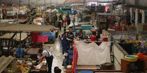 Reordenamiento de 2 mil espacios en mercados municipales de Puebla