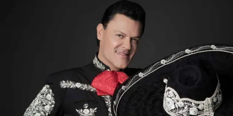 Pedro Fernández enciende Puebla con su 'Ave Fénix Tour'