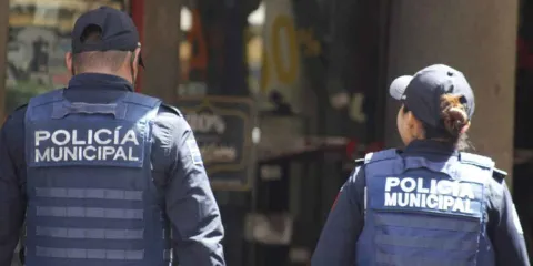 En una revisión, policías de Tecamachalco le robaron su celular 