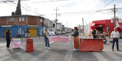 OTRA VEZ, vecinos bloquean vialidades en protesta contra estacionamiento rotativo en Puebla