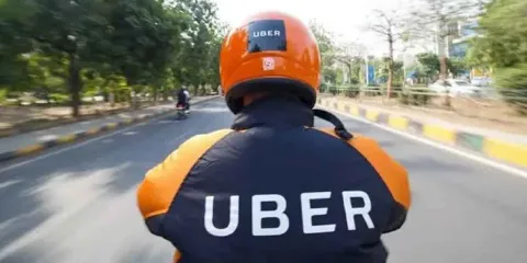 UBER tiene una denuncia penal por su ilegal servicio de moto-taxi
