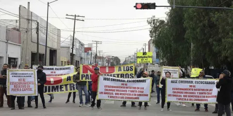 Vecinos cerraron la 25 Poniente, no quieren el Estacionamiento Rotativo