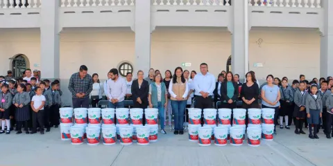 Ariadna Ayala entregó material para rehabilitar escuela de Metepec