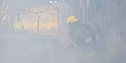Bomberos y comunidad contienen incendio en casa hogar Ipoderac
