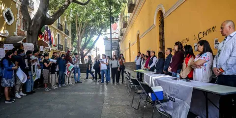 Universitarios entregan más facultades de la BUAP y anuncian regreso a clases