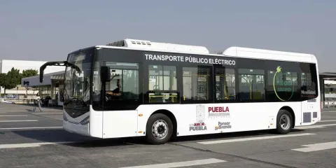 Circulan primeras rutas de transporte y taxis eléctricos e híbridos