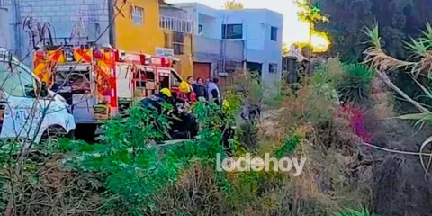 En Atlixco, rescatan a hombre tras caída en barranca de 20 metros; víctima estable