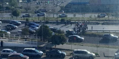 Trabajadores del Hospital General de Cholula CIERRAN PERIFÉRICO y exigen destitución de directora