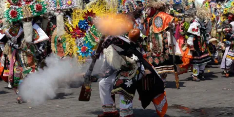 Retumbaron los mosquetones en el tradicional Carnaval de Huejotzingo 