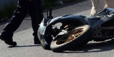 Motociclista MUERE tras derrapar en Tecamachalco; iba sin casco