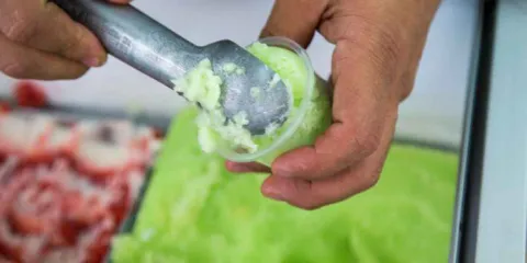 Turista paga 160 pesos por dos nieves en Atlixco; usuarios exigen regulación de precios