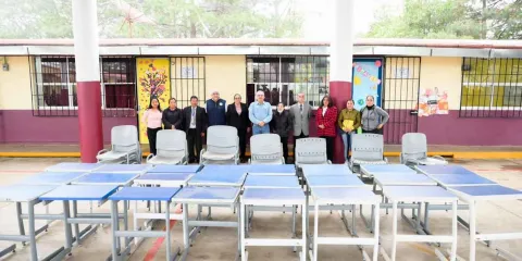 Rogelio López y el Club Rotario entregaron mobiliario a escuelas en Huauchinango 