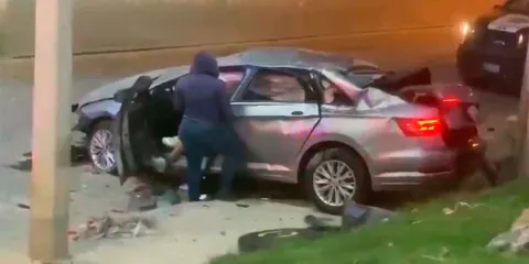 Conductora destrozó su Mercedes-Benz en el Periférico por quedarse dormida