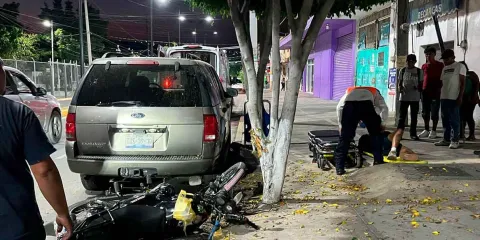 Tras evitar choque, motociclista se estampa en árbol y se fractura el pie en Izúcar
