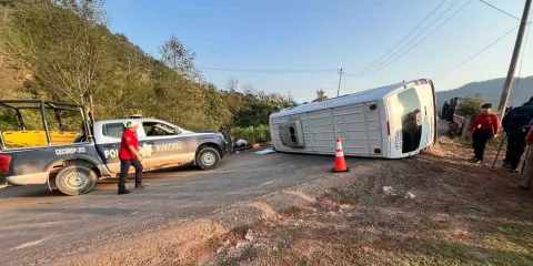 Siete lesionados tras volcadura en la carretera Interserrana