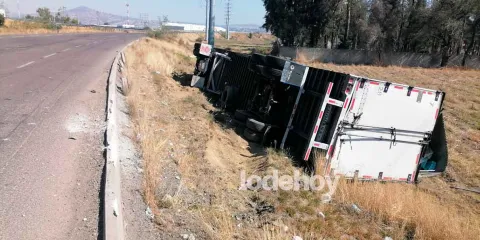 Accidente en la Puebla-México: Tráiler vuelca cerca del Arco Norte por exceso de velocidad 