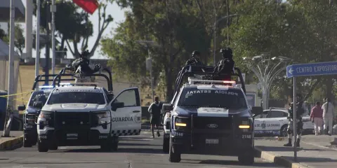 Abandonan camioneta con cuerpos y narcomensaje en la zona de Los Fuertes