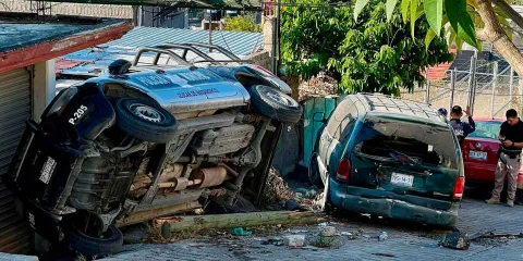 Falla mecánica provoca accidente de patrulla en Izúcar; policías lesionados