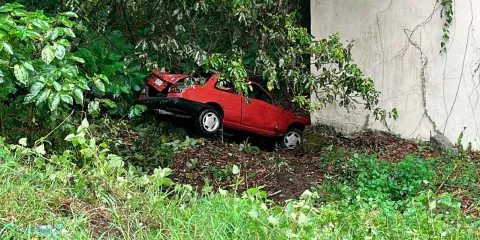 Vehículo cae a barranco de Xicotepec y deja un herido: Hay tráfico lento
