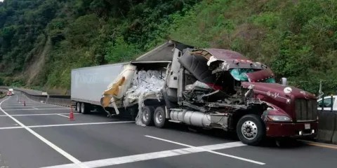 Volcadura y choque de camiones en la autopista México-Tuxpan
